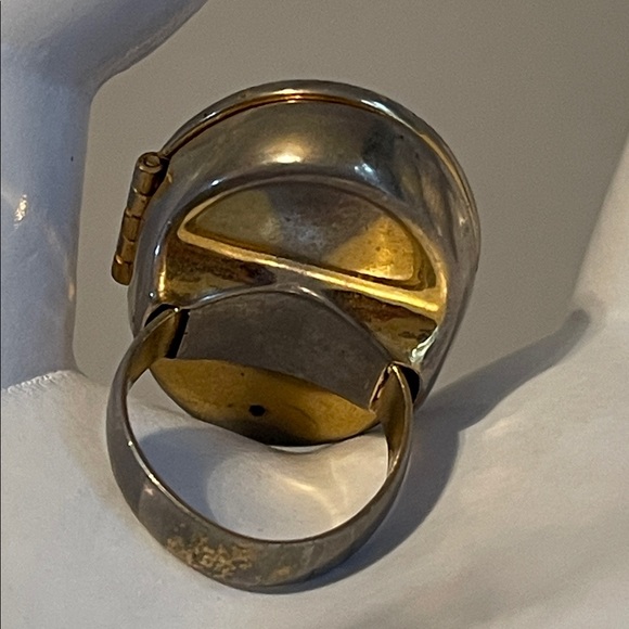 1970’s Avon Cameo Locket Ring - Picture 7 of 8